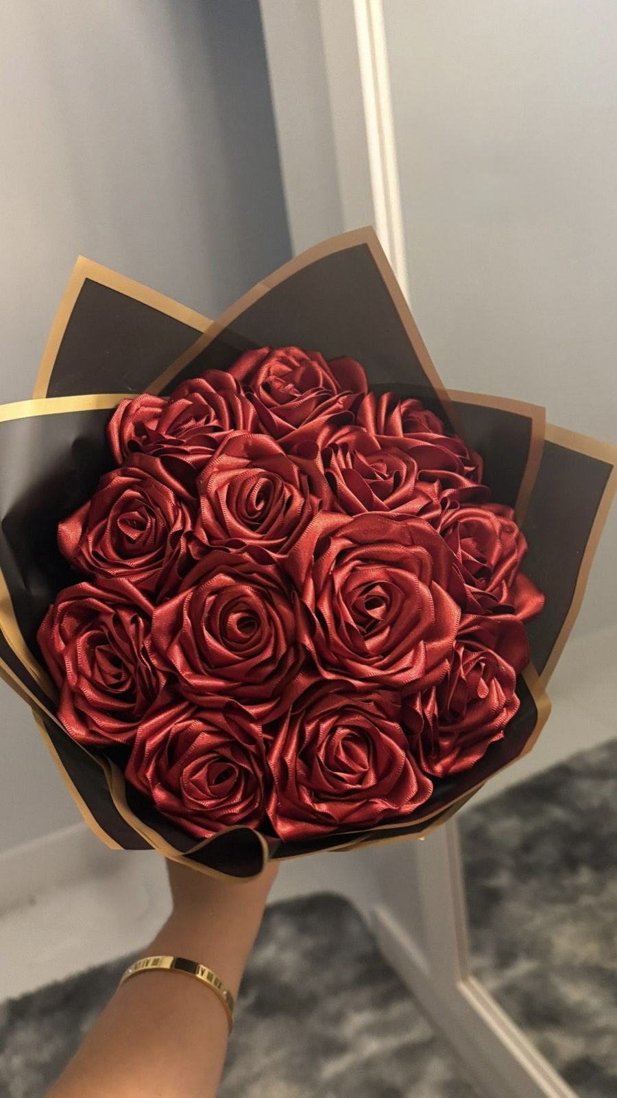 Букет от червени сатенени рози